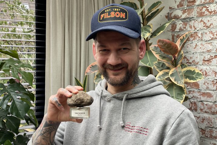 Jan Willem met de flacon van de VACANZA Megéve in zijn hand.