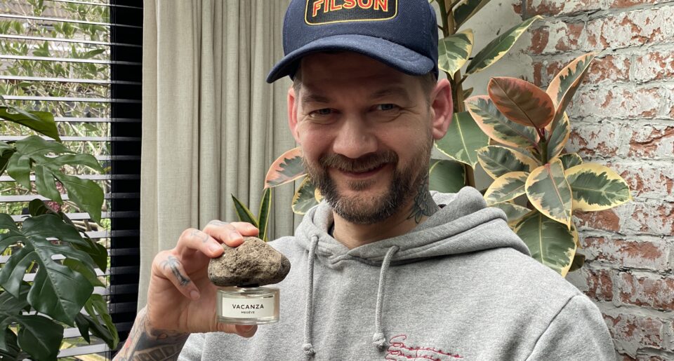 Jan Willem met de flacon van de VACANZA Megéve in zijn hand.