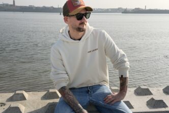 PME Legend hoodie outfit heren lente 2026 denim sneakers B4men