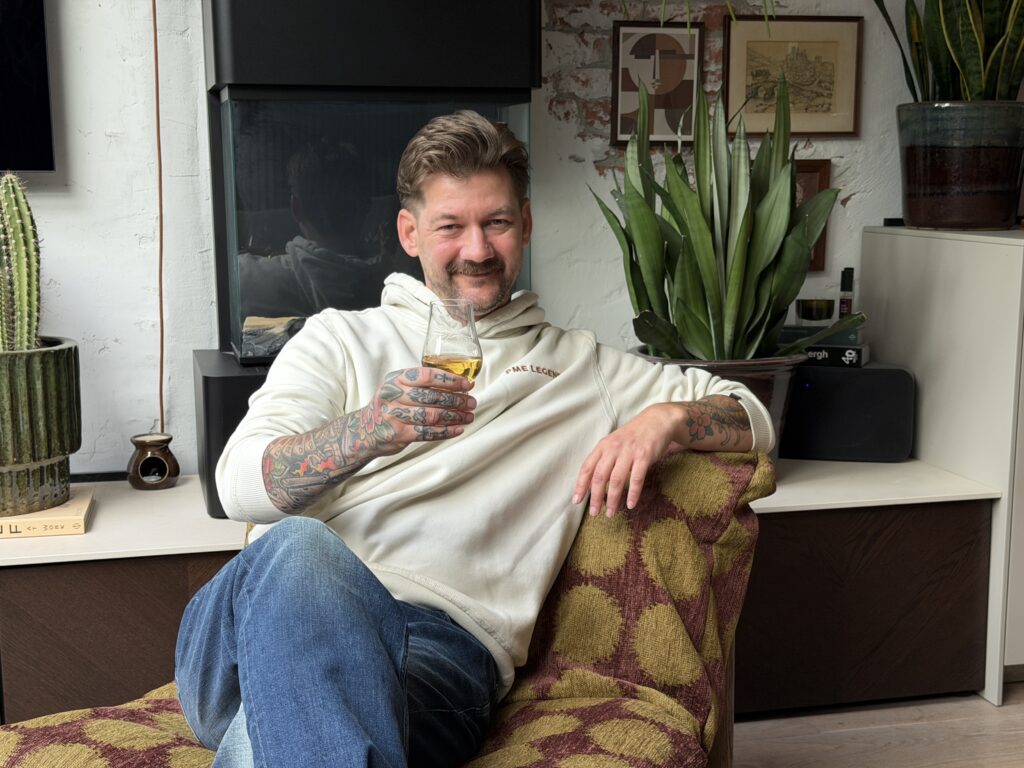 Jan Willem zit op zijn stoel te genieten van zijn Partida Añejo Tequila