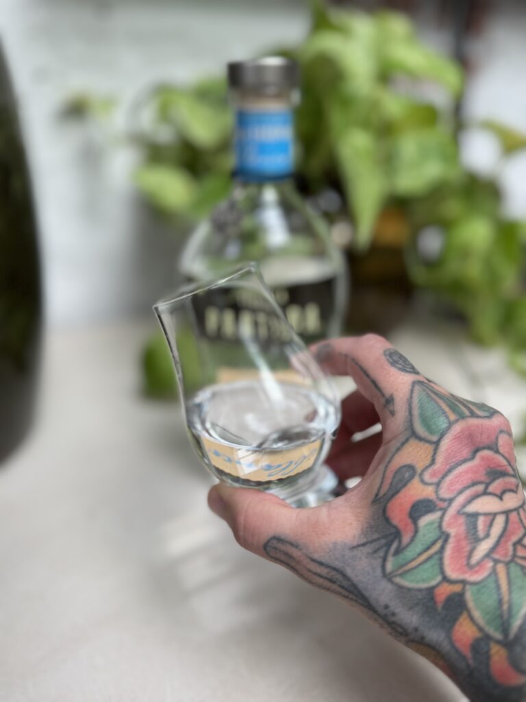 getatoeerde hand van jan willem met glas partida blanco