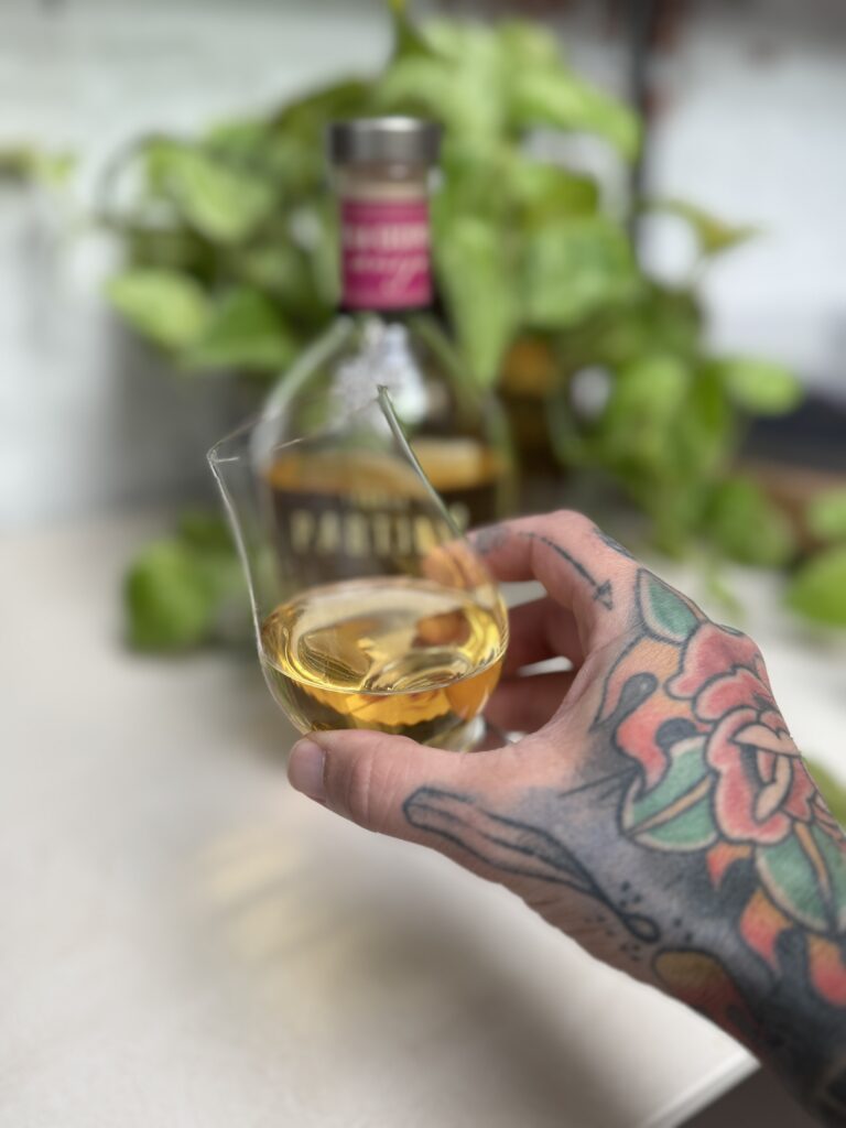getatoeerde hand van jan willem met glas partida añejo