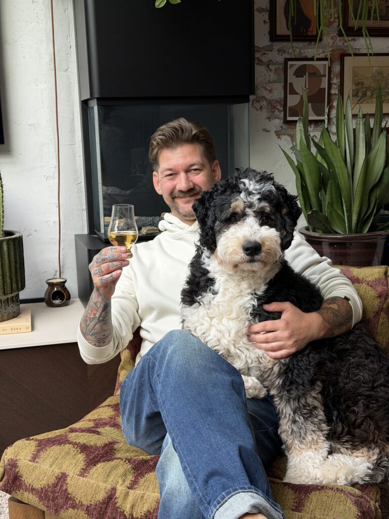 jan willem samen met Ledgie onze Berner doodle in de stoel aan het genieten van zijn tequila