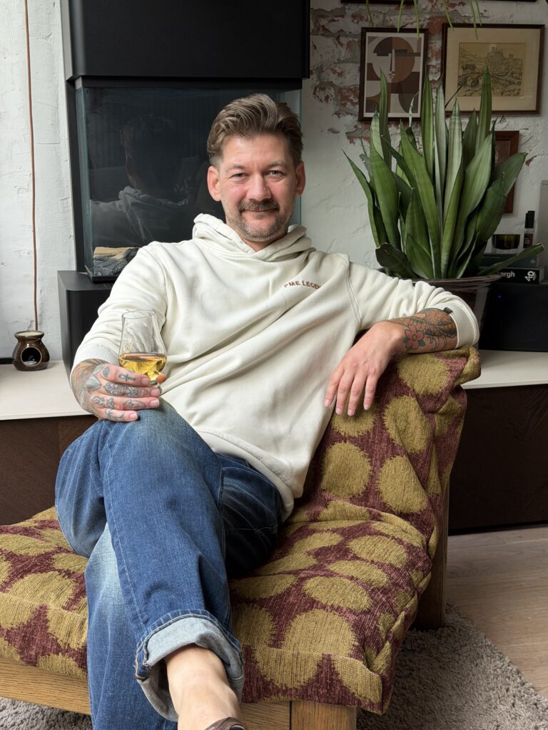 Jan Willem in een outfit van PME-Legend met een glas tequila