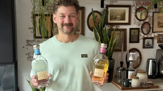 Jan Willem Huffmeijer met de twee flessen Partida Tequila. De añejo en de blanco tequila.