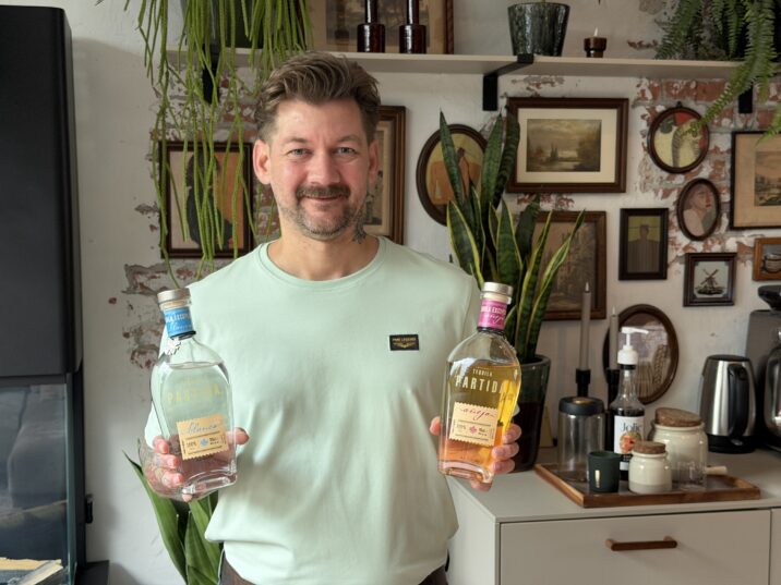 Jan Willem Huffmeijer met de twee flessen Partida Tequila. De añejo en de blanco tequila.