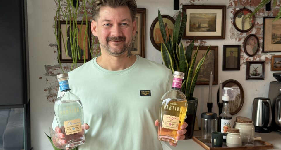 Jan Willem Huffmeijer met de twee flessen Partida Tequila. De añejo en de blanco tequila.